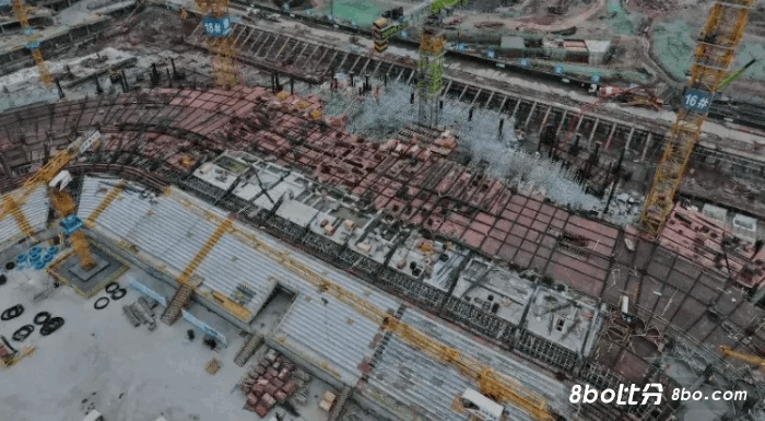 博主：广州恒大足球场已经停工一年了，施工场地杂草丛生