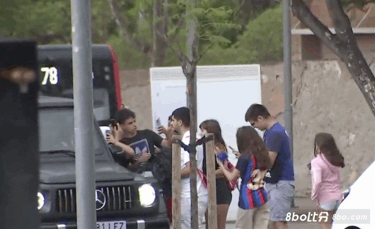 治安堪忧！莱万7万欧名表被抢，下车狂追助警方擒贼