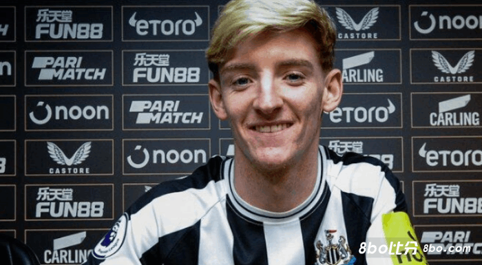 官方：纽卡签下21岁埃弗顿攻击手戈登，转会费总价4500万镑