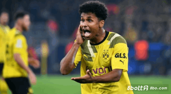 记者：皇马考虑为本泽马寻找一名替补，他们正在关注阿德耶米