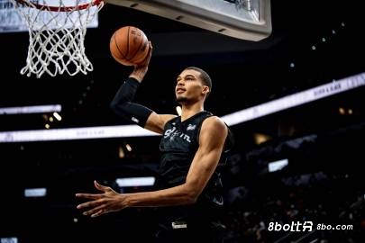 文班亚马谈失利：上半场我们打得既不努力也不聪明