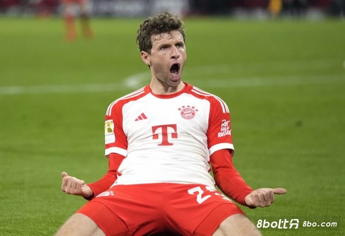 邮报：穆勒续约前曾同滕哈赫会谈过，但他被说服留在拜仁