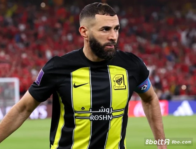 法媒：纳赛尔想尝试为巴黎租借本泽马半个赛季