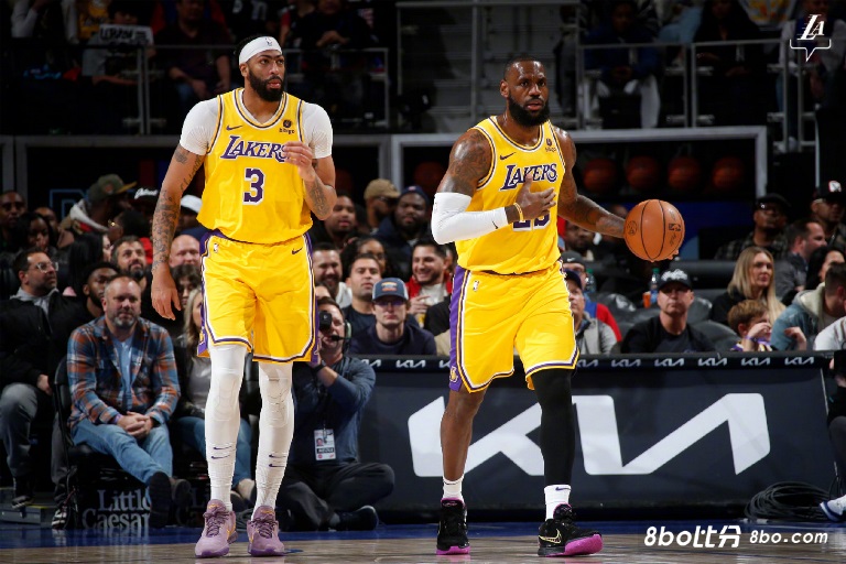 詹姆斯：浓眉现在正在向我学习如何从低位往外分球