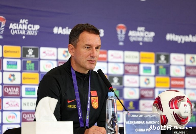 国足教练团队刻意打造外紧内松环境，希望球员打好末轮比赛