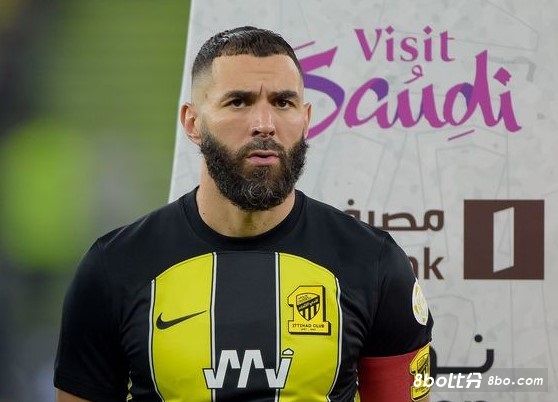 十分不满！本泽马周五回到吉达联合，俱乐部对他迟到17天感到愤怒