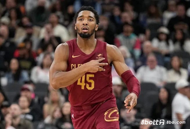 米切尔谈被驱逐：科林斯打我脸了&那是个脏招 所以我朝他推了回去