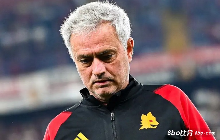 打法差异造成？穆里尼奥及其教练组共27红37黄，德罗西上任后罗马吃牌减少