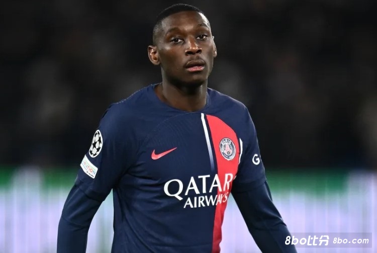 赖死不走？穆阿尼近4场仅踢100分钟，但球员无意离开巴黎