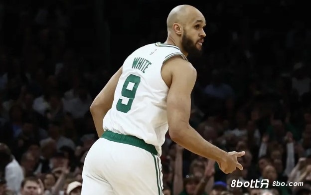 米切尔：怀特是个无私的球员，即使他得0分也会在防守端帮助球队