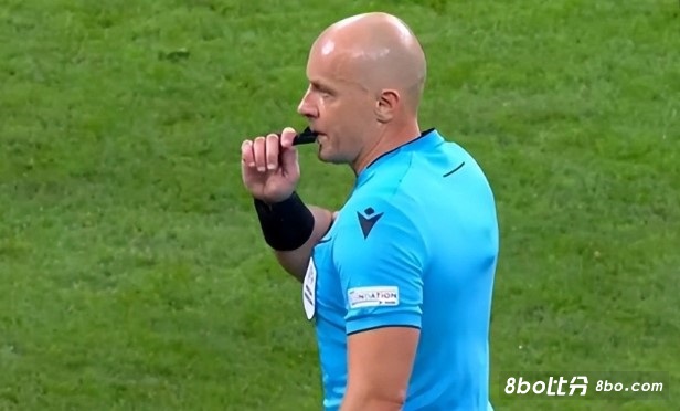 集体开喷！德国专家批裁判：犯下无法原谅的错误，举旗吹哨都过早