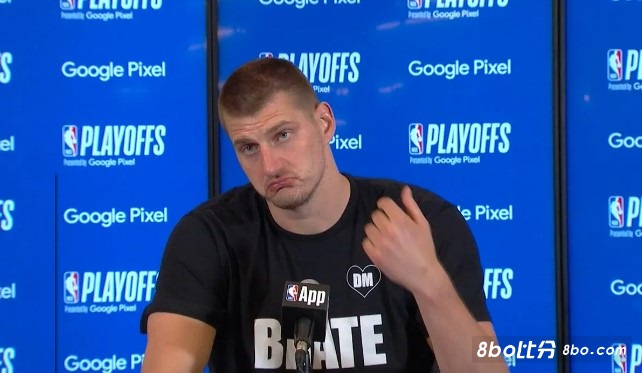 懂得感恩! 约基奇今日获奖时穿着缅怀恩师德扬的T恤