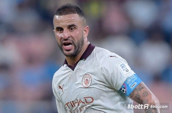 沃克：昨晚没睡着，有人想放烟花但是我们不在，他们错过了我们