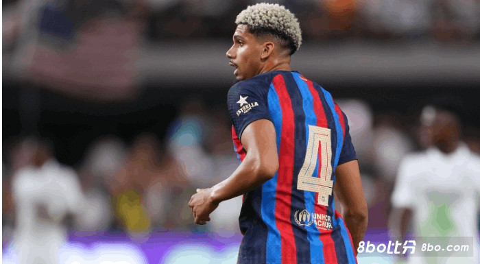 每体：维拉有意巴萨中卫阿劳霍，但认为8000万欧估价太高