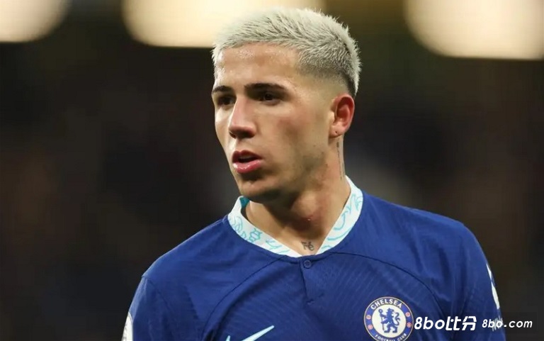 TA：波帅私下质疑恩佐是否有足够能力胜任6号位或8号位