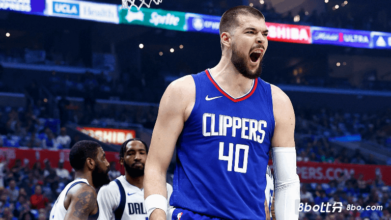 快船官推晒图:祖巴茨是我们的基石,将来也会是这样