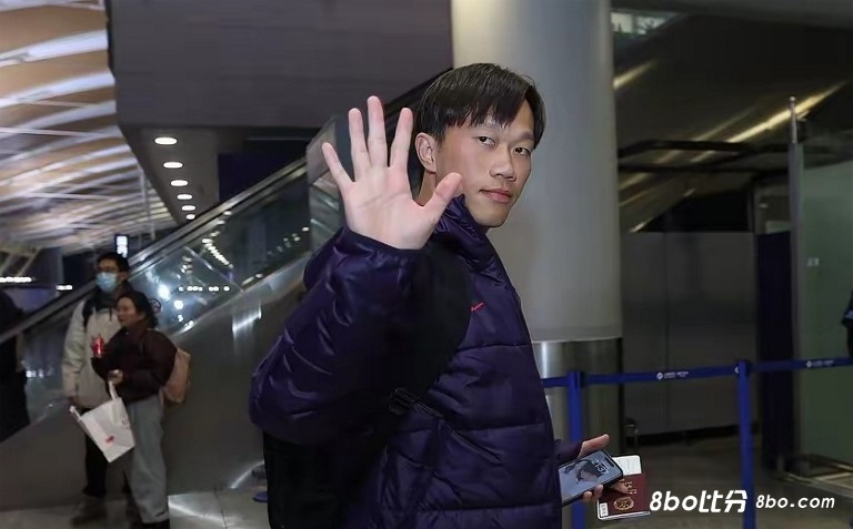 记者谈谢鹏飞落选：据说有点小伤，而且没前腰和边锋两个位置