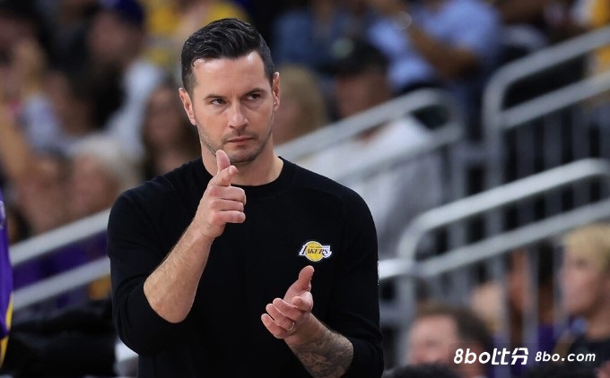 雷迪克:无球防守没按赛前布置执行,当我们瞎打时对方会惩罚我们