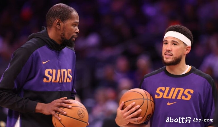 布克：不对比本赛季和上赛季，杜兰特处理关键球太厉害了