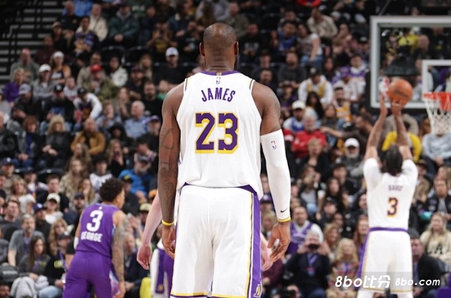 真老了?詹姆斯赛季场均22.6分8.1板9.4助,三分命中率继续降至35.7%