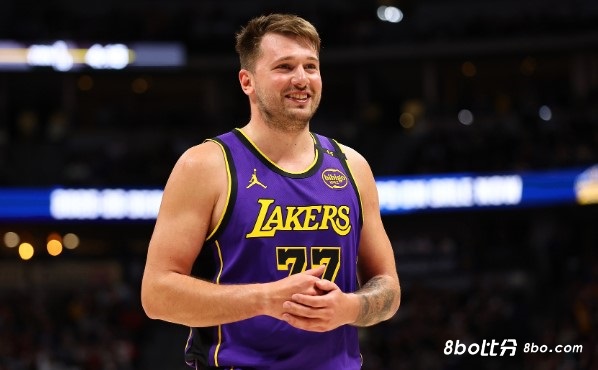 下场迎战东契奇！欧文：他将会充满信心，他昨天打得很好