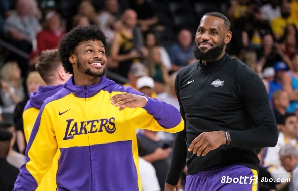 A史密斯:我瞅了布朗尼一眼 老詹以为我欺负他 就来找我麻烦