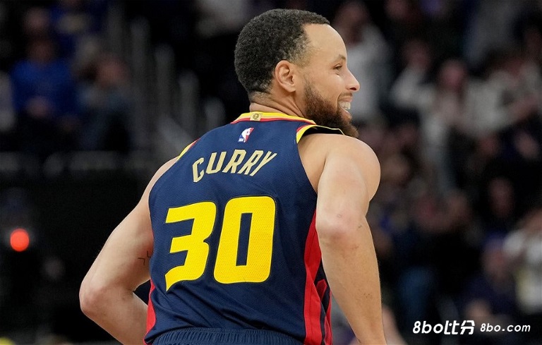 Shams：库里将前往迈阿密与球队会合，能否出战取决挫伤治疗反应