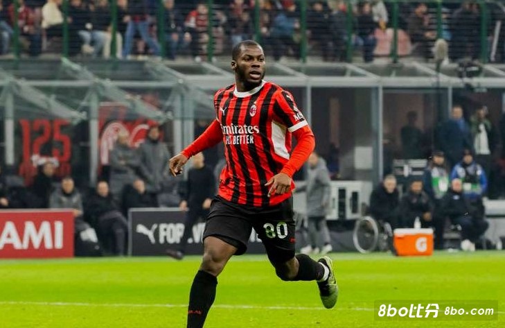 意天空：穆萨离场10分钟后回到替补席，和主帅孔塞桑拥抱并道歉