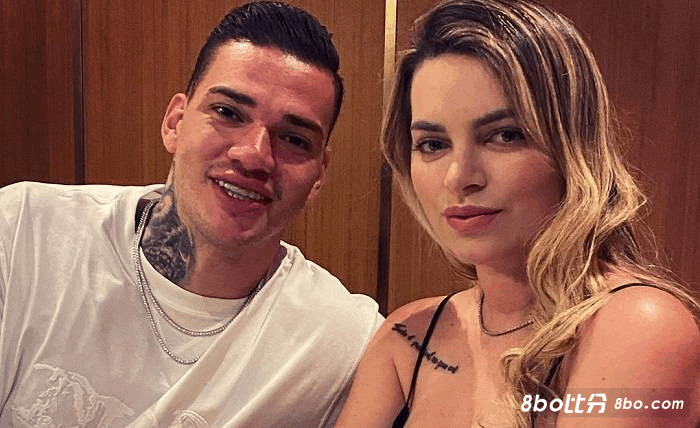 邮报:埃德森被拍到与妻子逛街,曼市德比并未影响他的心情