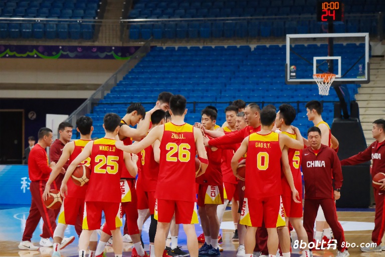 媒体人:男篮现有阵容就是钝刀砍肉，和谁都能打但都不顺畅
