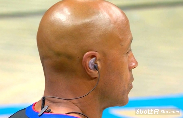 方便操控?NBA将逐步让裁判戴耳麦执裁