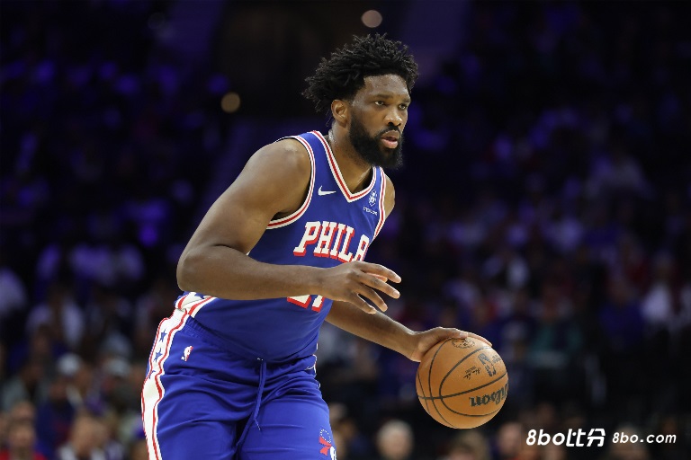 又双叒伤了?恩比德在训练中表示右膝酸痛