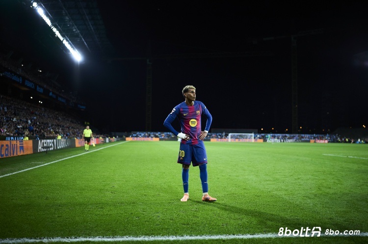 斯内德盛赞亚马尔：他已是新一代梅西，巴萨不会放他走