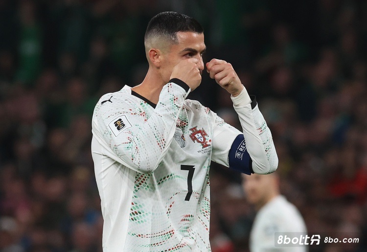 C罗不会因染红缺席世界杯！好友发言：他在对抗被拉球衣