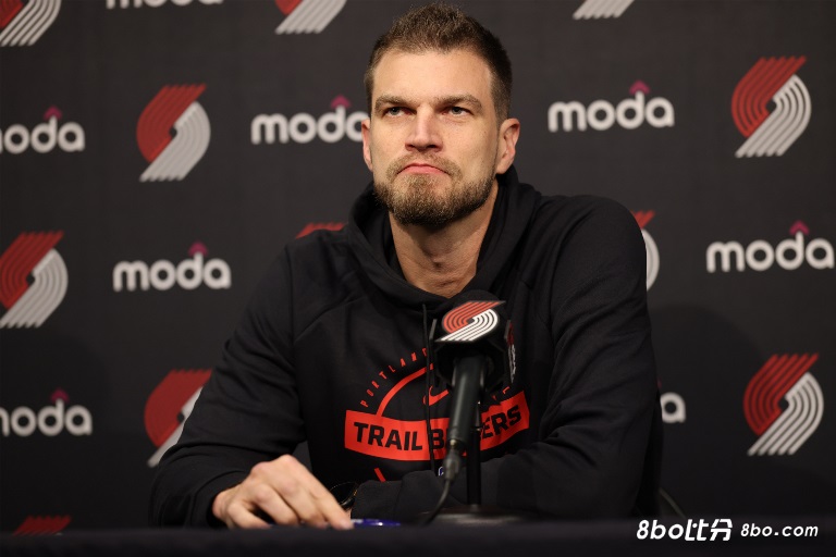 斯普利特：杨瀚森在进步中 但并非每场都能上场 评估他发展还太早