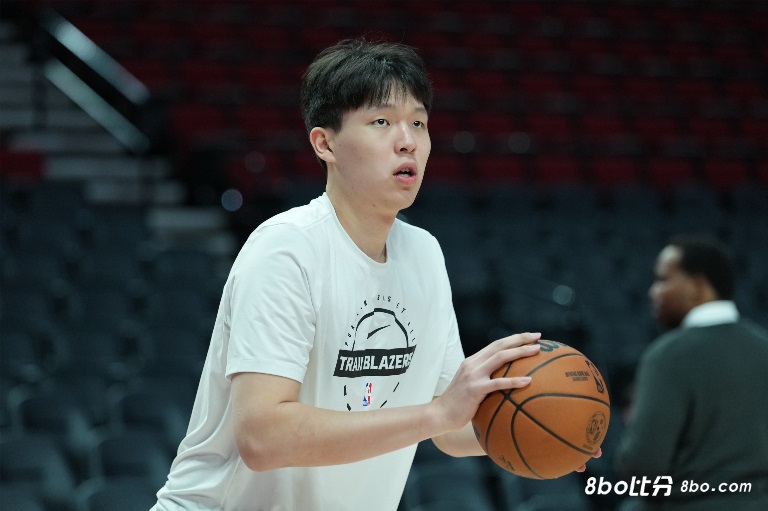 媒体人：杨瀚森首节作为替补中锋表现挺合格 就是适应强度&和节奏