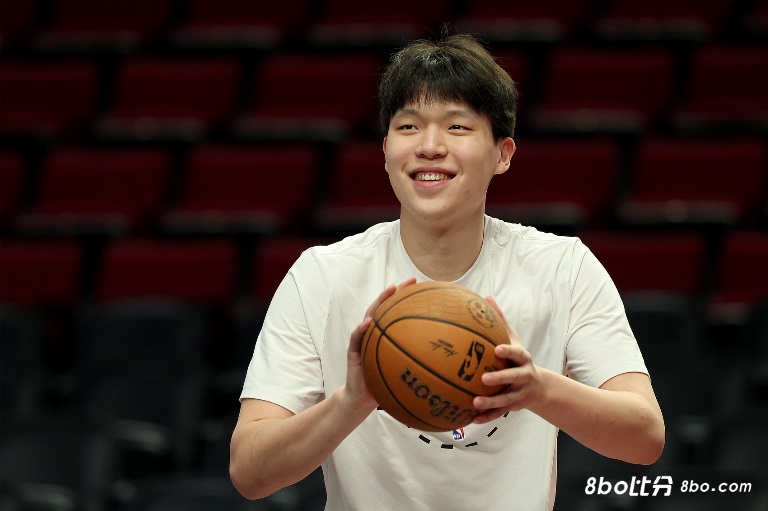 媒体人：杨瀚森有球权混音进攻就流畅 吕佩尔辣眼睛&快离开NBA了