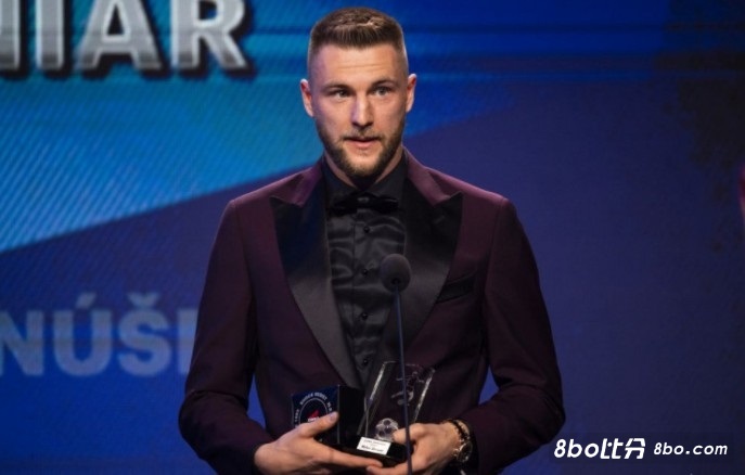 官方：什克里尼亚尔当选斯洛伐克足球先生，连续三年荣膺此奖项